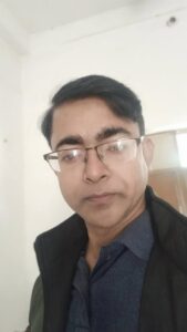 দীর্ঘ দিন ব্যপি আল-আমিন নলেজ সার্কেল খুব সাফল্যের সাথে শিশুদের দেখভাল করে আসছে । এলাকার শিশুদের নিয়েই আমাদের আল আমীন নলেজ সার্কেলের পথ চলা । বস্তুতপক্ষে আমাদের অভিজ্ঞতার ঝুলি বেশ ভারি হয়েছে । অভিজ্ঞতায় পরিপূর্ণ এই স্কুল দীর্ঘ দিন ধরে গুণ মানের দিক থেকে সেরা পঠন পাঠন দিয়ে চলেছে । বর্তমানে প্রায় ৫০০ পরিবার আমাদের সাথে জুড়ে আছে । ৫০০ শিশুর আগামী তৈরি হচ্ছে আল আমীনের ছত্র ছায়ায় । যারা আগামী দিনের মহীরুহ । ভারতবর্ষের স্বপ্নের ভবিষ্যৎ রচনার ভার যাদের উপর ন্যাস্ত । আল- আমীন নলেজ সার্কেল পরিপূর্ণ ভাবে তার দায়িত্ব পালন করে চলেছে । নিয়মানুবর্তিতা ,অনুশাসন এবং দায়িত্ববোধ হল আল- আমীন নলেজ সার্কেলের একান্ত মূলধন । ইসলামিক অনুশাসন ও ভাবধারায় লালিত এই বিদ্যালয় পরিবারের মত । আমাদের সাথে সংযুক্ত বর্তমান ও আতীত ছাত্র ছাত্রী যারা উচ্চ শিক্ষার জন্য আল- আমীন মিশন , রহমত –এ আলম মিশন, সোদপুর হাই স্কুল্‌ সহ বিভিন্ন হাই স্কুলে বাঁ মিশনে পাঠরত তাদের যুগল বন্দিতে এলাকায় প্রশংসিত প্রতিষ্ঠান মূলক পরিবার হল আল আমীন নলেজ সার্কেল । “সকলের তরে সকলে আমরা প্রত্যেকে মোরা পরের তরে ।‘’ এর বাইরে এলাকা ব্যাপী সকল পড়া শোনা প্রেমী সমাজসেবী , শিক্ষক ,ও ক্লাব সংগঠন গুলোর সহযোগিতা আমরা পেয়ে থাকি । এলাকার শিক্ষা দপ্তর ,এবং সপ্তগ্রাম হাই মাদ্রাসার কাছে আমরা ভীষণ ভাবে কৃতজ্ঞ । শিক্ষার মতোই চিকিৎসা ও আমাদের প্রধান লক্ষ্য তার কাজ ও চলছে ধীরে ধীরে । আর্থিক ভাবে পিছিয়ে বা নিরুপায় কিছু ছেলে মেয়ের দায়িত্বও স্কুল পালন করে চলেছে । আমরা আমাদের পাঠ্য সূচি ও পাঠ্য বিষয় নিয়ে আমরা গর্বিত । এখানে শিশু শ্রেণিতে বাংলা ও ইংরেজি বিষয়ের উপর গুরুত্ব আরোপ করা হয় ।এর সাথেই হাতের লেখা সুন্দর - নির্ভুল করার উপর নজর রাখা হয় । এর পর আর ও দুটি স্তরের [ লোয়ার , আপার ] পড়ানোর পর শুরু হয় প্রাথমিক স্তরের পড়া -শোনা । আমাদের শিশুরা প্রাথমিক স্তরে পৌঁছানোর আগেই নিজেরা রিডিং পড়তে শিখে যায় । ফলে অন্যদের থেকে বহুগুণে আগিয়ে থাকে । প্রাথমিক স্তরে সংযুক্ত হয় আরবি ভাষা এবং ইসলামিক জীবন ধারার প্রয়োজনীয় শিক্ষা- শৈলী । আমরা মৌলবি ,মাওলানা তৈরি হয়তো করতে পারব না কিন্তু প্রাত্যহিক জীবনে প্রয়োজনীয় দোয়া,সুরা , নামাজের বিষয় গুলি সুন্দর ভাবে শিখাতে পেরে আমরা খুশি । ইসলামের শিক্ষা তাদের মানবিক করে তুলবে । এই স্তরে খুবই সহজ ভাবে বাংলা ও ইংরেজির জন্য আলাদা দুটি পেপার – পাঠ্য ও ব্যাকরণ পড়ানো হয় । আমাদের মনে হয়েছে শিশুরা তাদের ভাষা কে ভালভাবে আয়ত্ত করতে নেয় , তার জন্য পড়া-শোনা ৫০% সহজ হয়ে যায় । বিষয় সম্পর্কে বুঝতে এবং ধারণা গুলিকে পরিপূর্ণ ভাবে আত্তীকরণ করাতে পারে খুব সহজেই এবং ম্যাচুরিটি বৃদ্ধি পায়, স্মৃতি শক্তি ও ধারণ ক্ষমতা বাড়ে ।আমরা গণিত বিষয়েও এমন দুটি পৃথক পেপার করার বিষয়ে গবেষণা করে চলেছি । আমাদেরস্কুলের মূল্যায়ন পদ্ধতি অন্যদের থেকে একটু ভিন্ন প্রকারের । শিশুর সাথে সাথে শিশুর অভিভাবকের মূল্যায়ন করাও জরুরি বলে আমাদের মনে হয় । কারণ অভিভাবক ছাড়া শিশুদের শিক্ষা সম্পূর্ণ হতেই পারে না । বিগত দিনগুলির অভিজ্ঞতার নিরিখে আমাদের কাছে এটা অতি পরিষ্কার যে সমস্ত শিশুরা প্রায় সমান মেধা নিয়ে জন্মায় কিন্তু পরিবেশ , অভিভাবক ও স্কুলের নিয়ম কানুন ও স্কুলের সিলেবাস ,পঠন - পাঠন শৈলী শিশুর মেধা তৈরির জন্য দায়ী । সুতারাং অভিভাবকের ও মূল্যায়ন করা দরকার এবং আল আমীন নলেজ সার্কেল দীর্ঘদিন ধরে তা করে চলেছে । ২০১৯ সালের পূর্বে আমাদের মূল্যায়ন ছিল মাসিক পদ্ধতিতে । । ক্লাসে শিশুর রেসপন্স করা ,তার চারিত্রিক বিষয় গুলিকে মার্কসের আওতায় আনা হবে । কেবল একটি পরীক্ষাতে প্রথম দ্বিতীয় হয়ে উত্তীর্ণ হওয়া নয় , সারা বছরের মেহনতকে আমরা মান্যতা দেব । ৩৬০ ডিগ্রী মূল্যায়ন পদ্ধতি অনুসরণ করা হবে । এবং সেই অনুযায়ী প্রগতি পত্র তৈরি হবে । কেবল মাত্র মার্কস ভিত্তিক চিন্তা ধারা পরিবর্তন হওয়া জরুরি । আমরা চাই শিশুরা শিখুক, সামর্থ্য অর্জন করুক । আমাদের আশুলক্ষ্য পরীক্ষার নাম্বার নয় , লক্ষ্য শিশুর জ্ঞানকে বাড়ানো ,তাদেরকে উচ্চতর পর্যায়ের জন্য তৈরি করা । যোগ্য রূপে গড়ে তোলা । দ্বীন ও দুনিয়াকে সাথে নিয়ে জীবনে আগিয়ে চলা । আমরা অতি ক্ষুদ্র হয়েও এই মহা কর্মের ভার নিয়েছি । দেশ ও সমাজ কে সাথে নিয়ে নবী পাকের নামের অসিলায় আপনাদের দোয়ায় আমরা যেন আমাদের কাজের মাধ্যমে আল্লাহকে খুশি করাতে পারি ; আমাদের ছেলে মেয়েরা যেন আগামীতে দেশ দশের ও জাতির মান উন্নয়ন করতে তার দোয়া করবেন ।